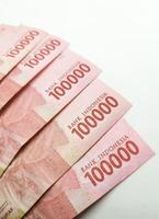 indonesisch Geld Rupiah isoliert auf Weiß Hintergrund foto