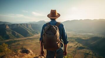 ai generiert Wanderer mit ein Rucksack und Hut auf das Hintergrund von das Berge foto