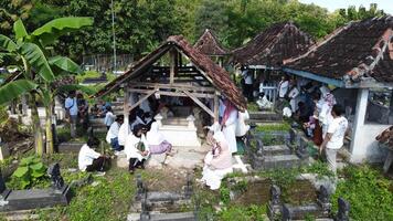 Klaten, Indonesien, März 4, 2022. Pilger Besuch Ahnen- Gräber beim Oma Gedongs Grab im Mindi, Klaten, zentral Java, Indonesien. foto