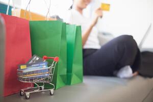 Anerkennung Karte sind populär benutzt heute Epoche weil Sie sind praktisch zum Einkauf Produkte von regulär Shops und online Shops können Kauf Produkte durch Anwendung durch bezahlen mit Anerkennung Karte. foto