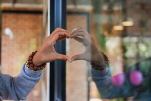 Chinesisch Mädchen erhöht ihr Hände und macht Herz Zeichen ausdrücken Bedeutung Liebe Freundschaft und Freundlichkeit zum ihr freunde und Liebhaber. Chinesisch Mädchen Verwendet ihr Hände machen Herz geformt Zeichen meint Liebe und Freundschaft foto