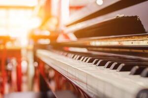 schön Klavier Hintergrund sind einstellen durch das Fenster im das Morgen warten zum das Pianist zu Kommen Sie zu trainieren im das Morgen zu reduzieren das Fehler von haben zu ausführen das Klavier Performance beim ein Konzert foto