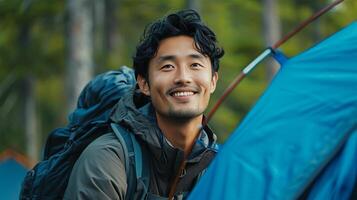ai generiert Porträt von lächelnd Mann mit Rucksack Stehen im Vorderseite von Camping Zelt foto