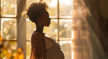 ai generiert schön afrikanisch amerikanisch schwanger Frau Stehen in der Nähe von Fenster beim Zuhause foto