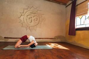 jung Latina Mädchen üben fortgeschritten Yoga. Yoga Studio, Yoga Matte Übung foto