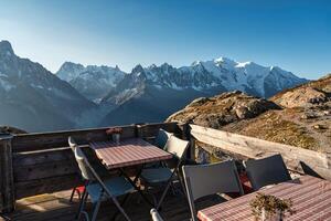 Aussicht von mont blanc Massiv mit Tisch, Stuhl auf Terrasse im lac blanc beim Französisch Alpen foto