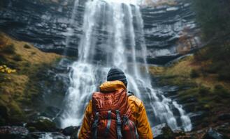 ai generiert ein Mann nehmen Selfie durch ein Wasserfall foto