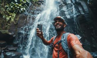 ai generiert ein Mann ist nehmen ein Selfie Nächster zu ein Wasserfall foto