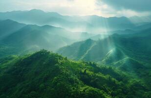 ai generiert Grün Berge und Sonnenstrahlen im sonnendurchflutet Tag Berg foto