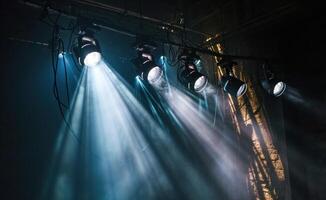 ai generiert vier Scheinwerfer auf ein Bühne mit Licht Quelle foto