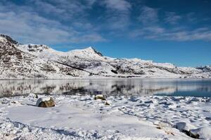 schneebedeckt Berg Betrachtung auf Arktis Ozean foto