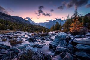 Matterhorn Berg und Wasserfall fließend im Herbst Kiefer Wald beim Schweiz foto