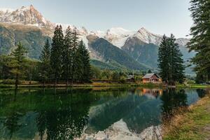 schön Aussicht von lac des gaillands mit mont blanc Massiv und hölzern Chalet im Chamonix Stadt, Dorf foto