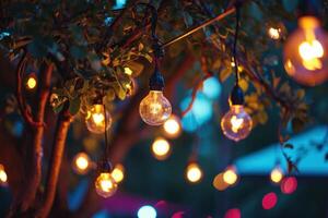 ai generiert Licht Glühbirnen hängend von das Baum. foto