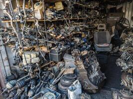 Fracht Container gefüllt mit benutzt Auto Teile auf Schrottplatz Geschäft foto