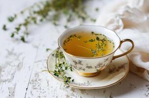 ai generiert Tee Tasse mit ein Tasse von Thymian auf ein Weiß Holz Tabelle foto