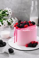 Rosa Kuchen mit Mascarpone Sahne und frisch Beeren foto