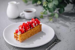 Stück von Napoleon Kuchen mit Erdbeere auf Teller foto