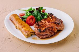 lecker gegrillt Rindfleisch Steak mit Salat foto