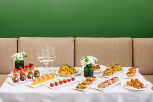 Tabelle mit anders Gourmet Snacks zum Weiß Wein foto