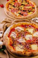 Thunfisch Pizza und Artischocke Pizza mit Schinken foto