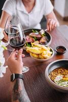 Mann und Frau Trinken rot Wein im das Restaurant foto