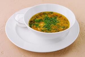 Petersilie Nudel Suppe auf Weiß Schüssel foto