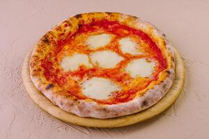 traditionell neapolitanisch Pizza auf hölzern Tafel foto