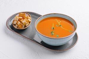 Teller von Kürbis Sahne Suppe mit Croutons foto