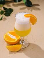 Glas von köstlich frisch Orange Smoothie foto