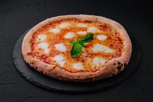 neapolitanisch Pizza auf ein Sahne Soße foto
