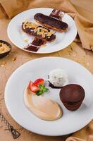 Lava Kuchen mit Eis Sahne und Schokolade Eclairs foto