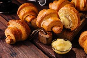 appetitlich Croissants auf hölzern Tabelle Nahansicht foto