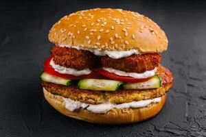 köstlich Hamburger mit frisch Gemüse foto