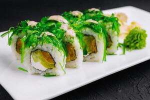 Sushi Rollen mit Seetang, Käse, und Thunfisch foto