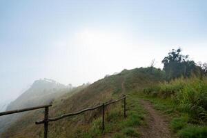 Landschaft Aussicht von Berg. das Himmel ist leicht bedeckt mit Nebel und Schutz von Zaun. Route Überschrift gegenüber zu phu nom. beim phu langka Phayao Provinz von Thailand. foto