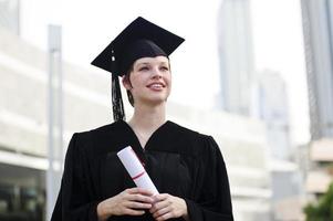 glückliches Frauenportrait an ihrem Abschlusstag lächelnd foto