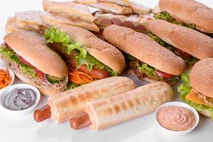 leckerer frischer Sandwichgrill mit Brötchen, Käse und Fleisch foto
