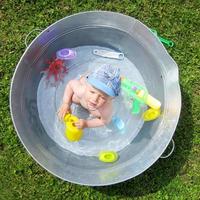 schönes Baby mit Kindergesicht posiert Fotograf foto