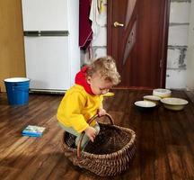 schönes Baby mit Kindergesicht posiert Fotograf foto