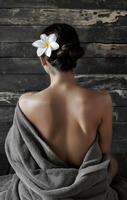 ai generiert schön Schönheit Frau Sitzung im das Sauna, mit ein Handtuch Über ihr zurück foto