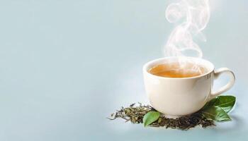 ai generiert Tasse von Tee mit Grün Tee Blätter und Dampf auf ein Licht Hintergrund foto