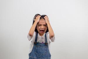 Wütendes kleines Mädchen auf weißem Hintergrund, Zeichen- und Gestenkonzept foto