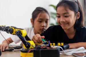 erfinderisch Kinder lernen beim Zuhause durch Codierung Roboter Autos und elektronisch Tafel Kabel im Stengel. konstruieren Roboter Autos beim Zuhause foto