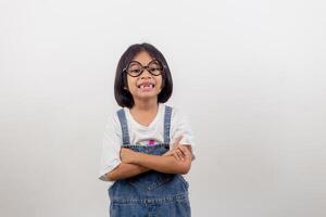 lustiges asiatisches Kindermädchen mit Brille auf weißem Hintergrund foto