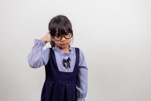 lustiges asiatisches Kindermädchen mit Brille auf weißem Hintergrund foto