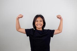 glückliche asiatische kinder, die ihre starken hände zeigen foto