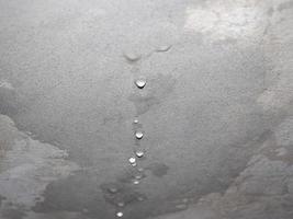 Feuchte Feuchtigkeit an der Decke mit Wassertropfen infiltrieren foto