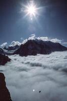 ein Person fliegend ein Drachen im das Wolken foto