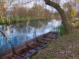 ein Reihe Boot auf das Wasser foto